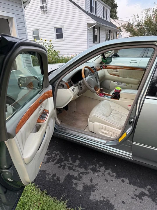 2001 Lexus LS 3rd Gen - Image 8 of 16
