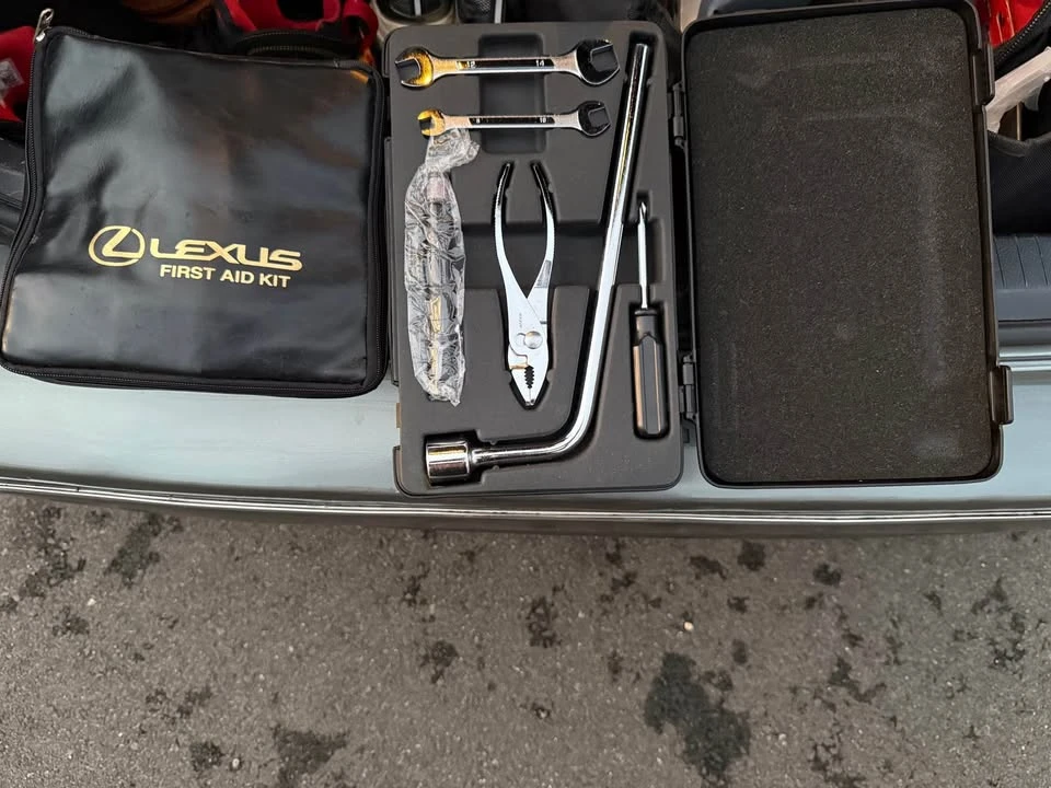2001 Lexus LS 3rd Gen - Image 15 of 16