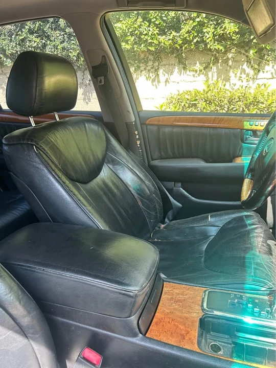 2001 Lexus LS 3rd Gen - Image 11 of 14