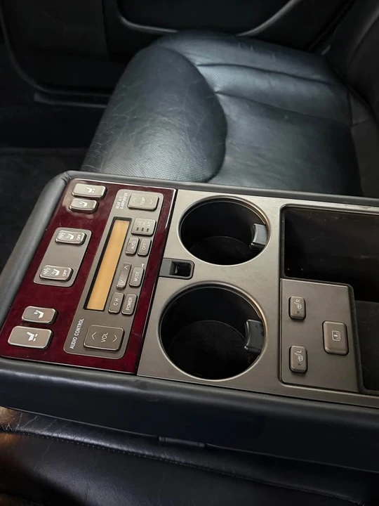 2001 Lexus LS 3rd Gen - Image 8 of 14