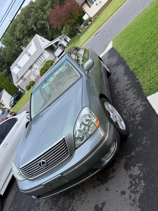 2001 Lexus LS 3rd Gen - Image 3 of 16