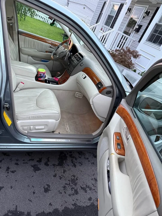 2001 Lexus LS 3rd Gen - Image 10 of 16