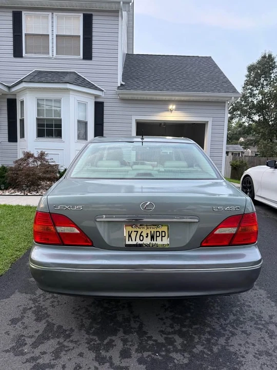 2001 Lexus LS 3rd Gen - Image 5 of 16