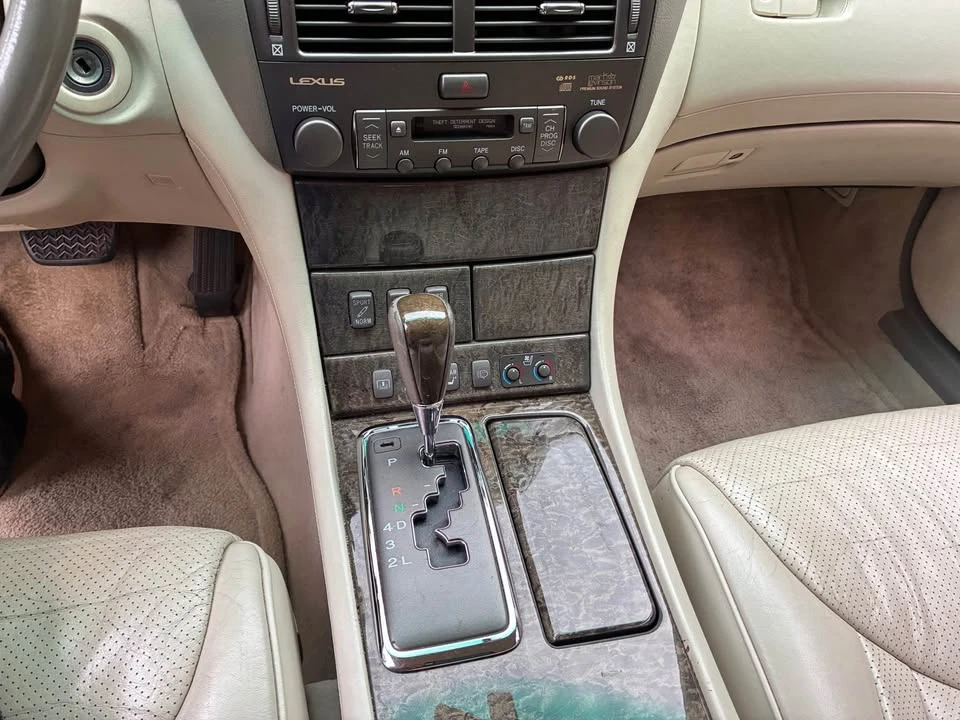 2001 Lexus LS 3rd Gen - Image 8 of 11
