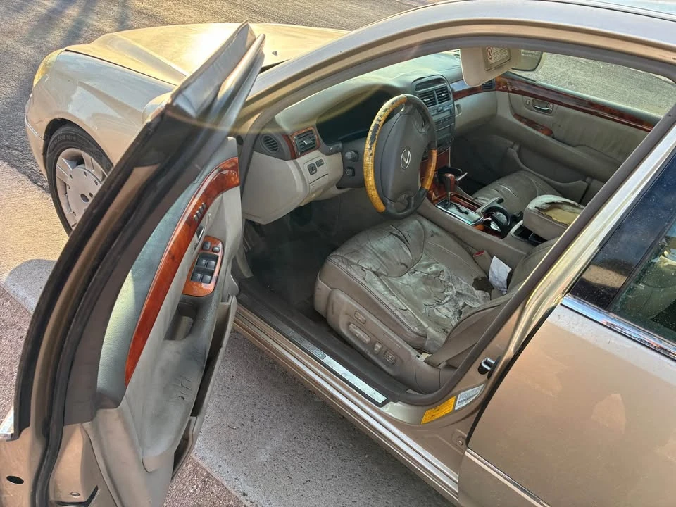 2001 Lexus LS 3rd Gen - Image 10 of 13