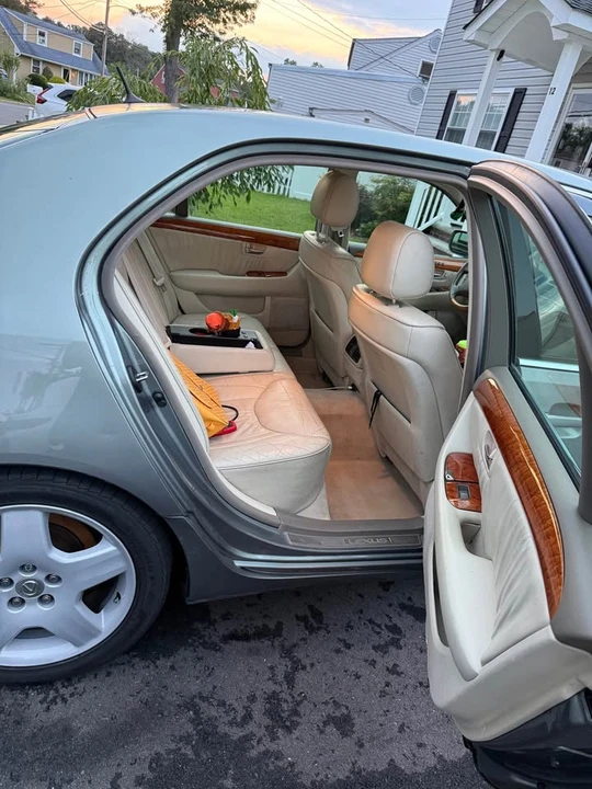 2001 Lexus LS 3rd Gen - Image 11 of 16