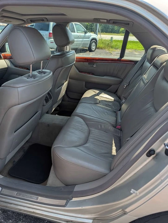 2001 Lexus LS 3rd Gen - Image 9 of 12