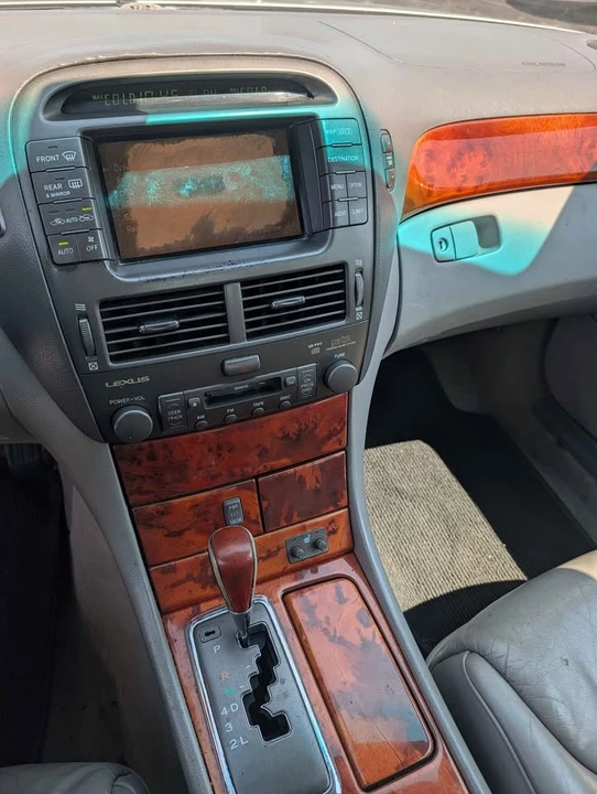 2001 Lexus LS 3rd Gen - Image 11 of 12