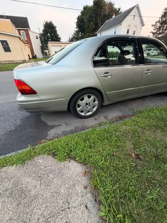 2001 Lexus LS 3rd Gen - Image 3 of 14