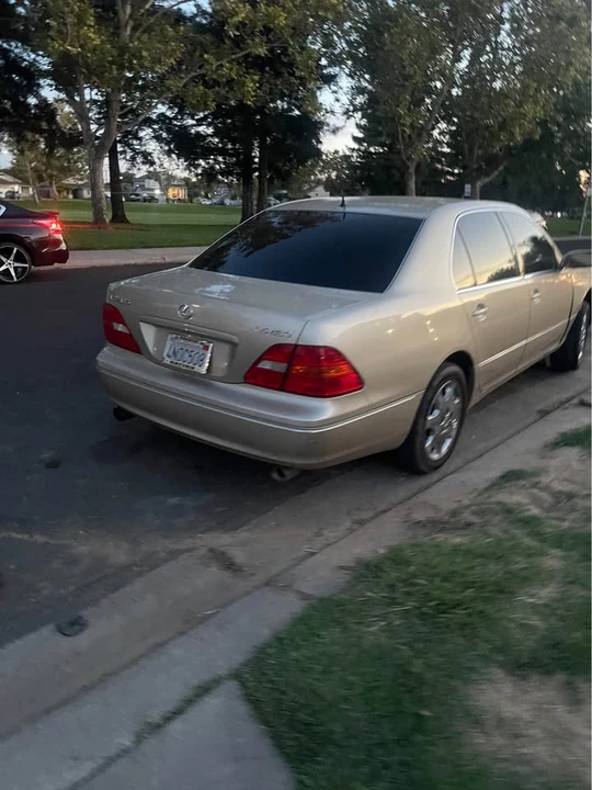2001 Lexus LS 3rd Gen - Image 14 of 18