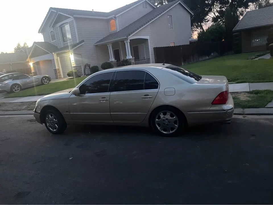 2001 Lexus LS 3rd Gen - Image 9 of 18