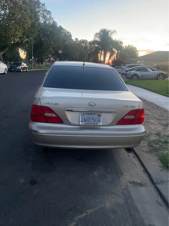 2001 Lexus LS 3rd Gen - Image 11 of 18