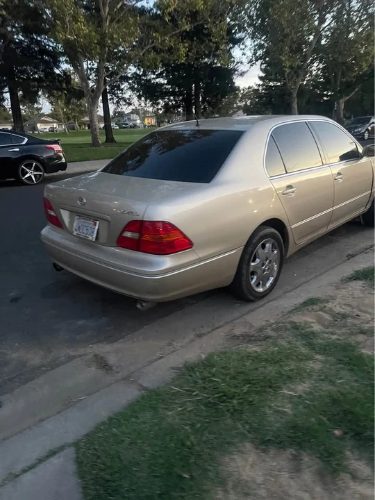 2001 Lexus LS 3rd Gen - Image 13 of 18