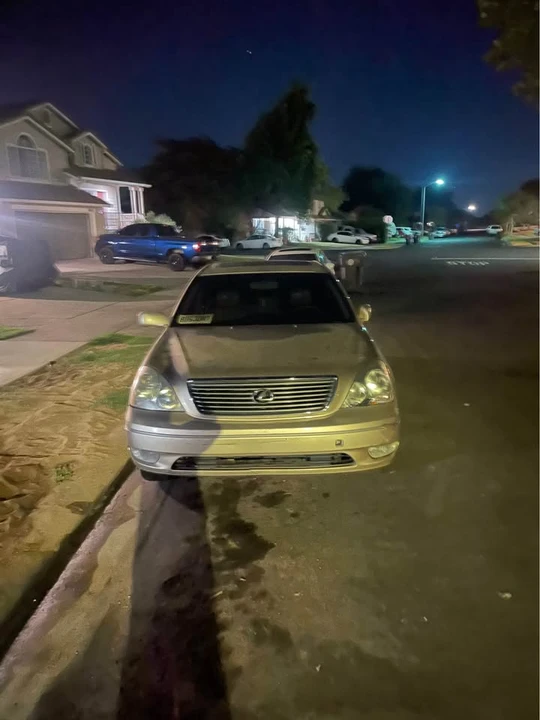 2001 Lexus LS 3rd Gen - Image 3 of 18