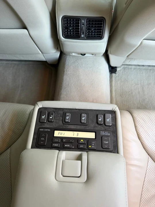 2001 Lexus LS 3rd Gen - Image 17 of 20