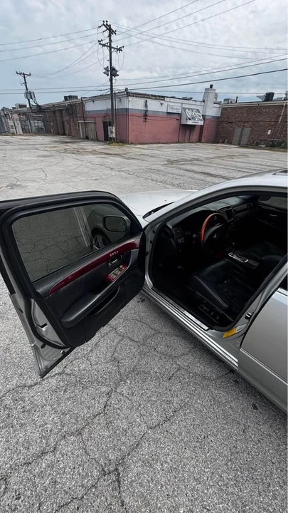 2001 Lexus LS 3rd Gen - Image 7 of 13