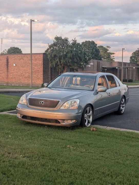 2001 Lexus LS 3rd Gen - Image 2 of 4