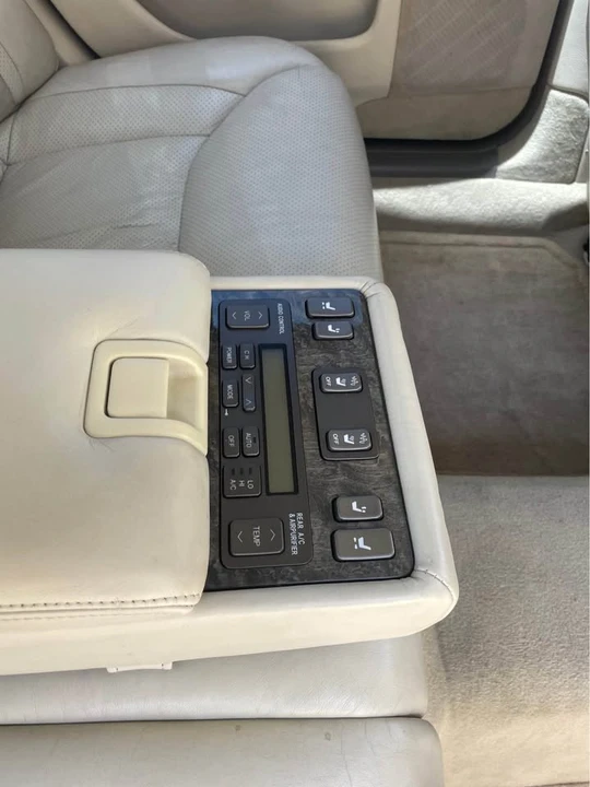 2001 Lexus LS 3rd Gen - Image 5 of 10