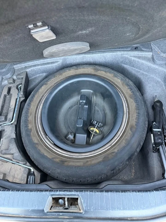 2001 Lexus LS 3rd Gen - Image 11 of 17