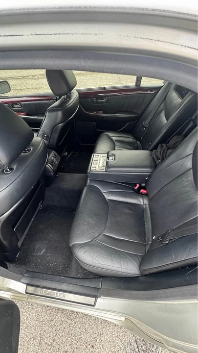 2001 Lexus LS 3rd Gen - Image 11 of 13