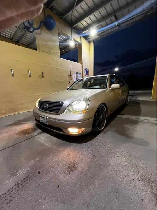 2001 Lexus LS 3rd Gen - Image 5 of 9