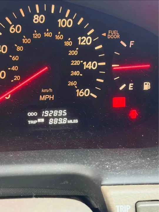 2001 Lexus LS 3rd Gen - Image 14 of 14