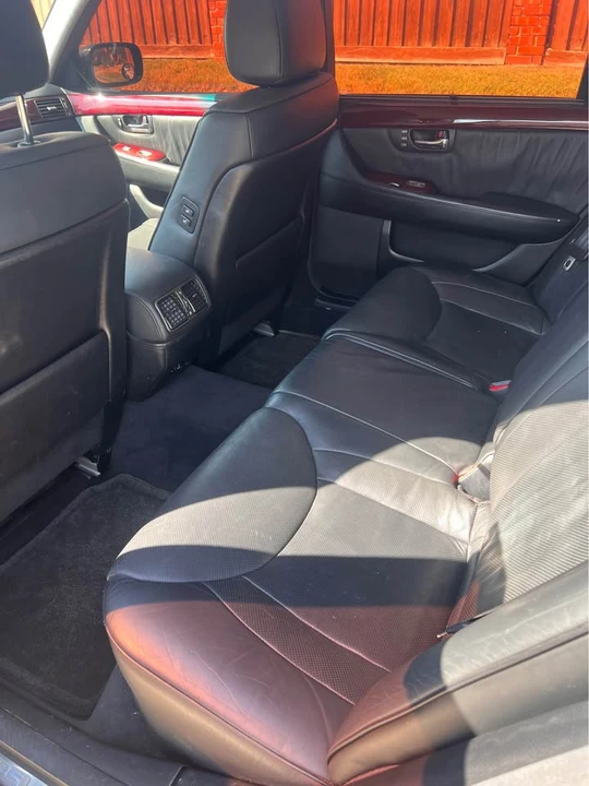 2001 Lexus LS 3rd Gen - Image 11 of 12