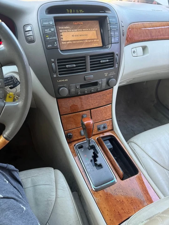 2001 Lexus LS 3rd Gen - Image 11 of 14