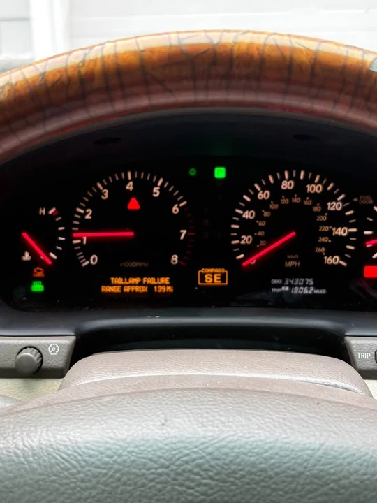 2001 Lexus LS 3rd Gen - Image 2 of 3