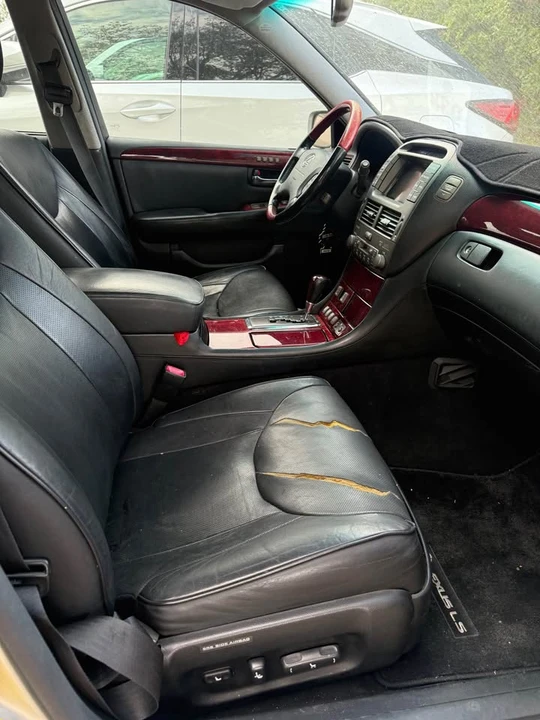 2001 Lexus LS 3rd Gen - Image 5 of 8