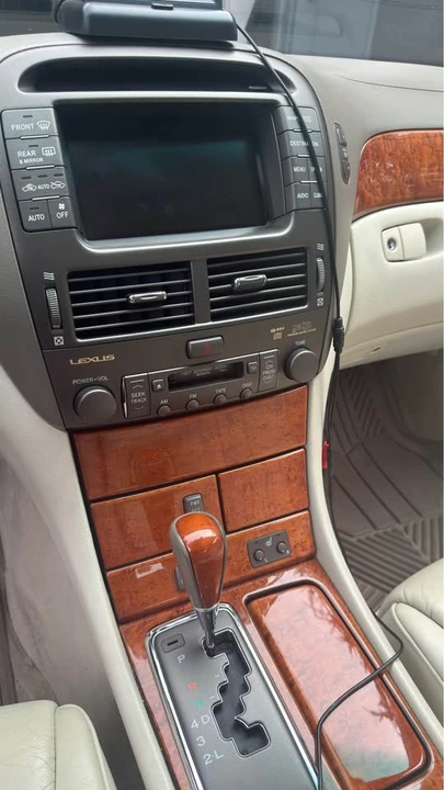 2001 Lexus LS 3rd Gen - Image 13 of 18