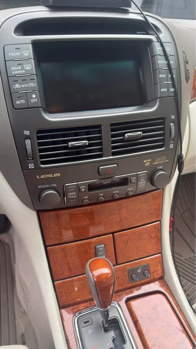 2001 Lexus LS 3rd Gen - Image 14 of 18