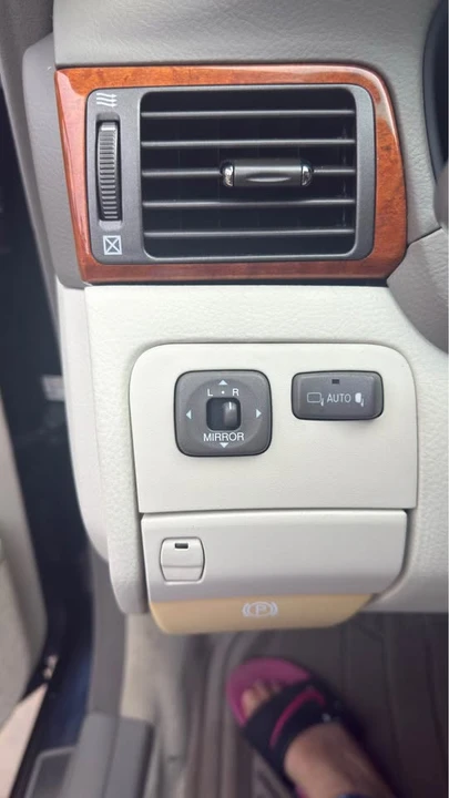 2001 Lexus LS 3rd Gen - Image 11 of 18