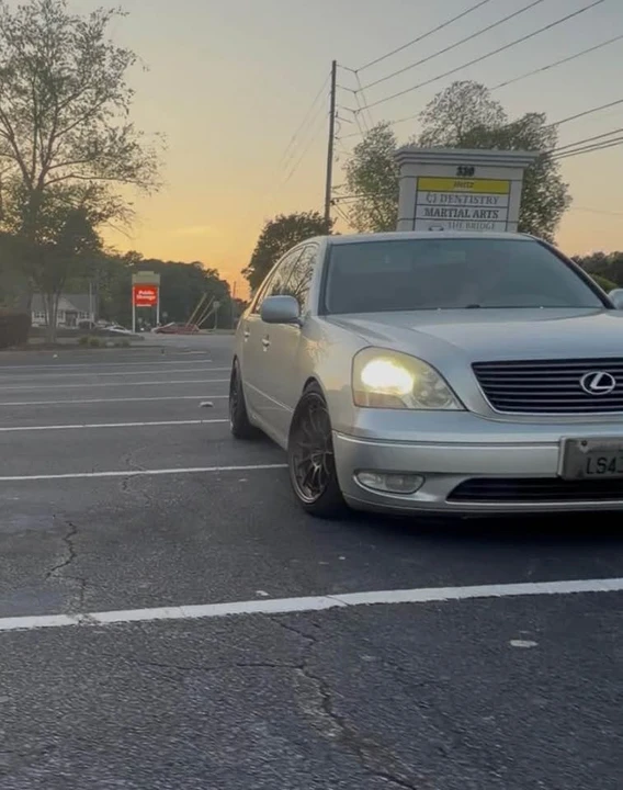 2001 Lexus LS 3rd Gen - Image 2 of 4