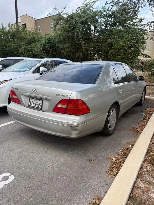 2001 Lexus LS 3rd Gen - Image 4 of 8