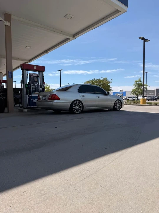 2001 Lexus LS 3rd Gen - Image 2 of 5