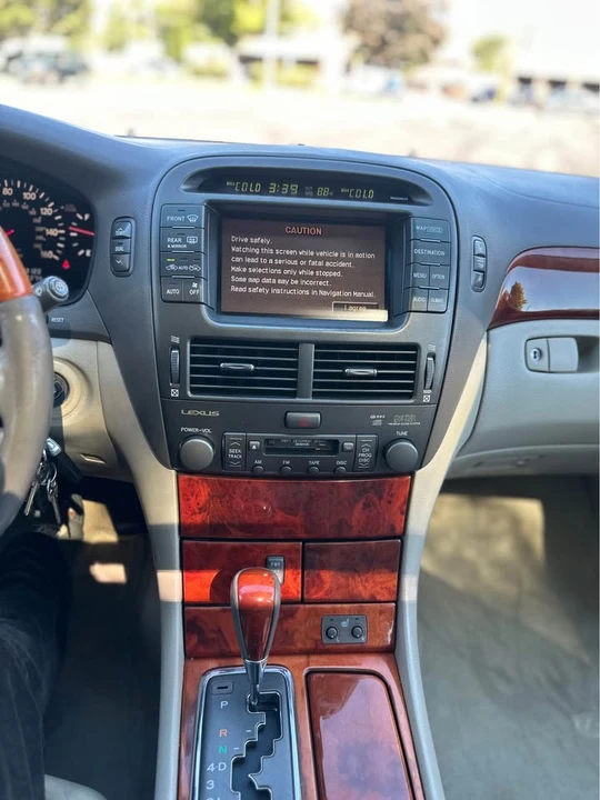 2001 Lexus LS 3rd Gen - Image 18 of 20