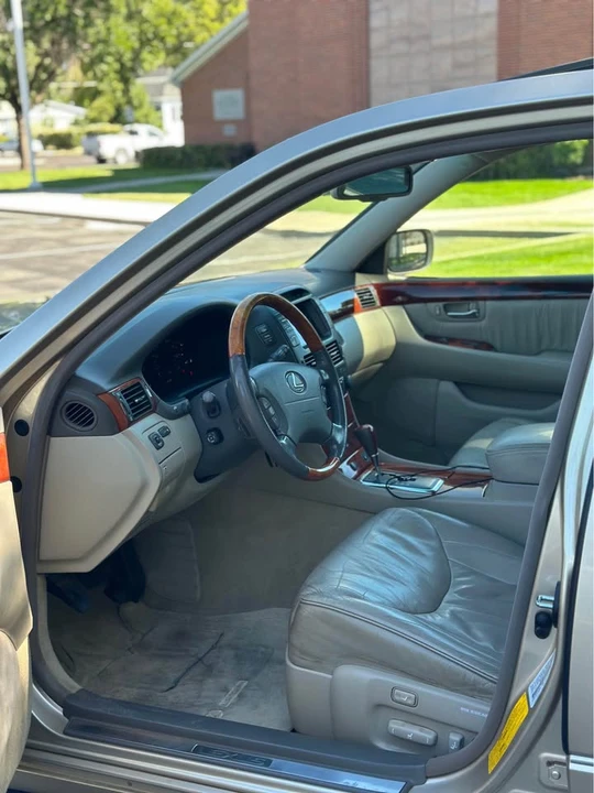2001 Lexus LS 3rd Gen - Image 11 of 20