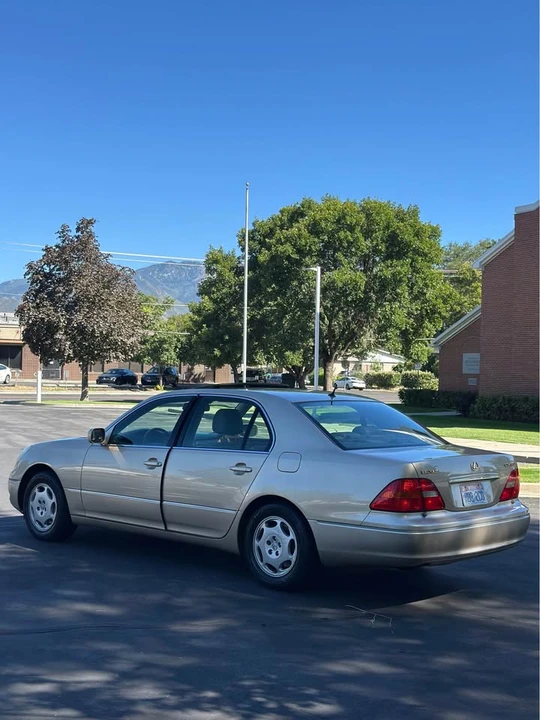 2001 Lexus LS 3rd Gen - Image 5 of 20