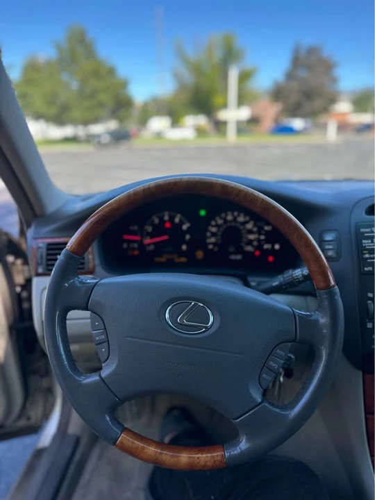 2001 Lexus LS 3rd Gen - Image 13 of 20