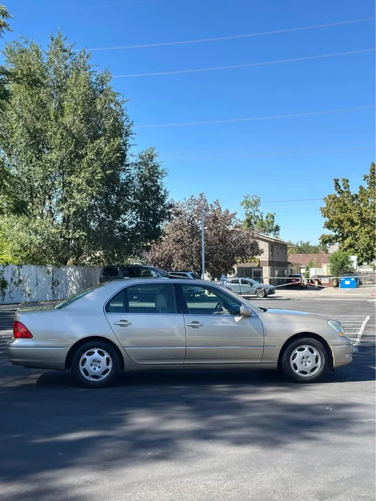 2001 Lexus LS 3rd Gen - Image 8 of 20