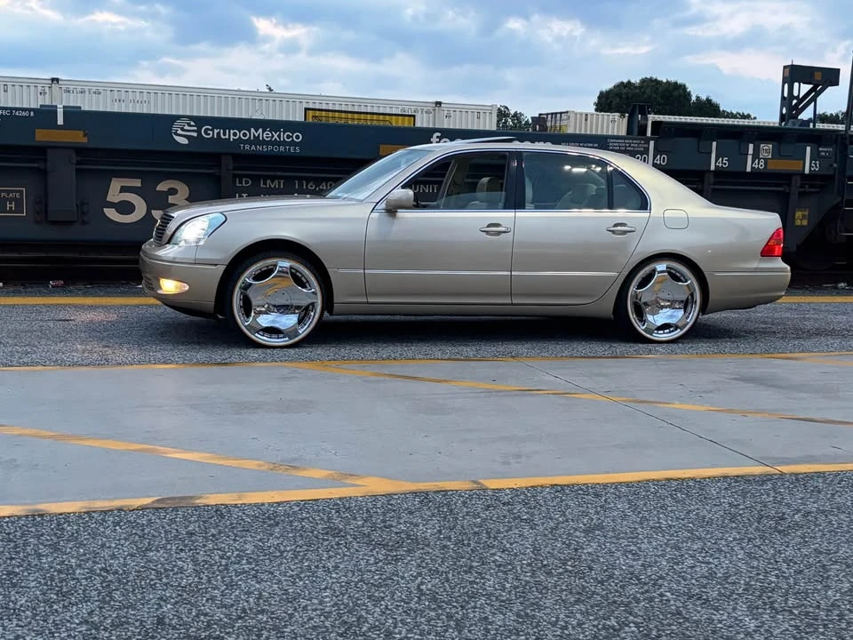 2001 Lexus LS 3rd Gen - Image 2 of 3