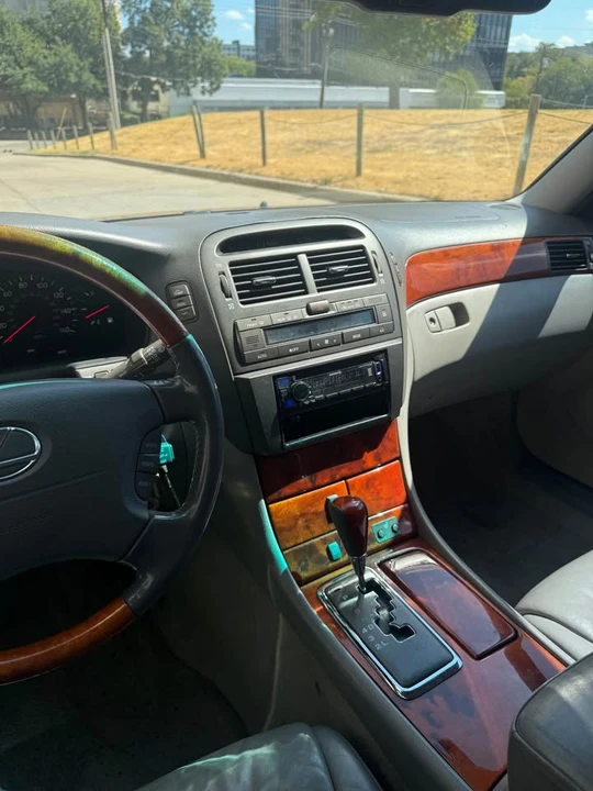 2001 Lexus LS 3rd Gen - Image 18 of 20