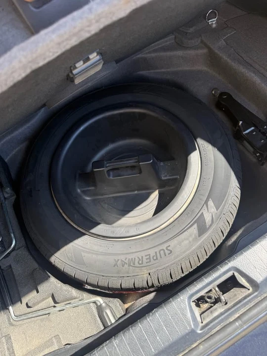 2001 Lexus LS 3rd Gen - Image 17 of 20