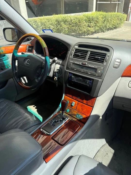 2001 Lexus LS 3rd Gen - Image 12 of 20
