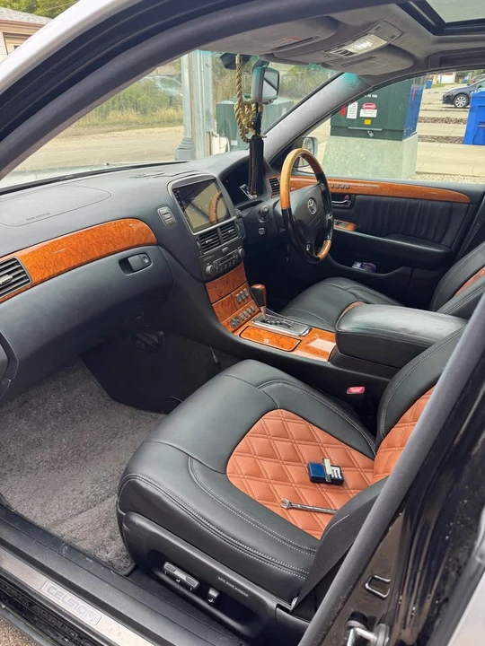 2001 Lexus LS 3rd Gen - Image 10 of 19