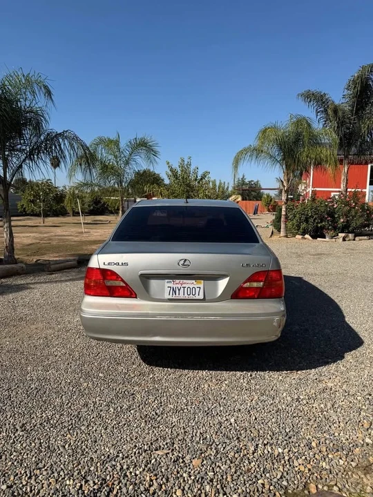 2001 Lexus LS 3rd Gen - Image 5 of 10