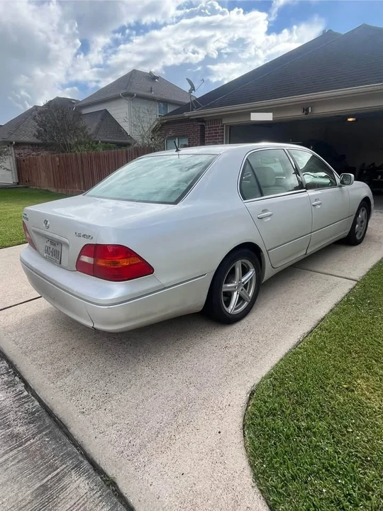 2001 Lexus LS 3rd Gen - Image 3 of 10