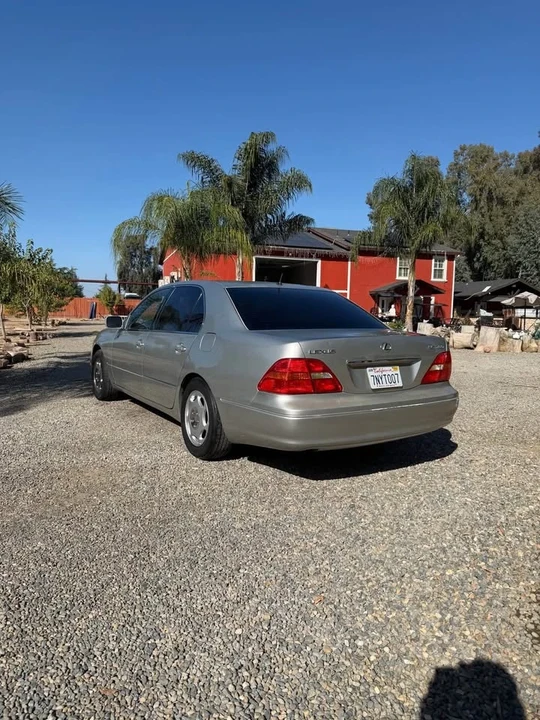 2001 Lexus LS 3rd Gen - Image 4 of 10