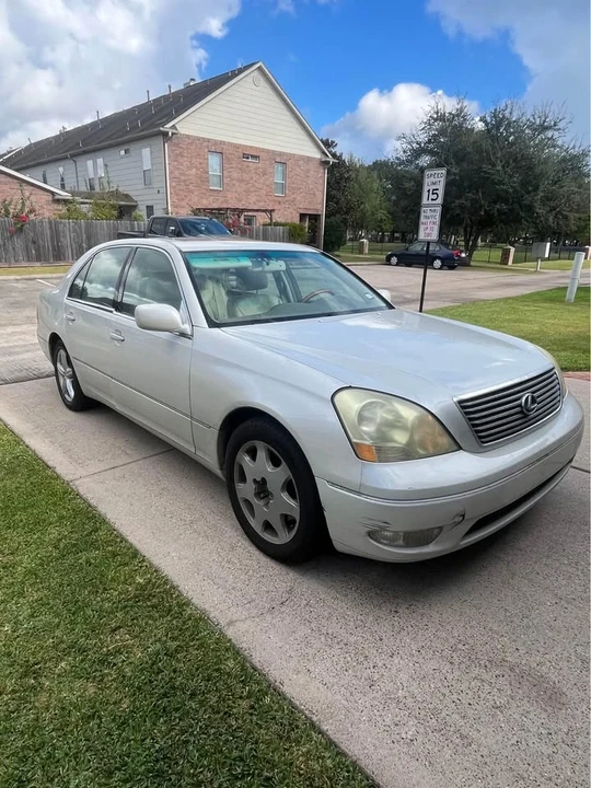 2001 Lexus LS 3rd Gen - Image 2 of 10